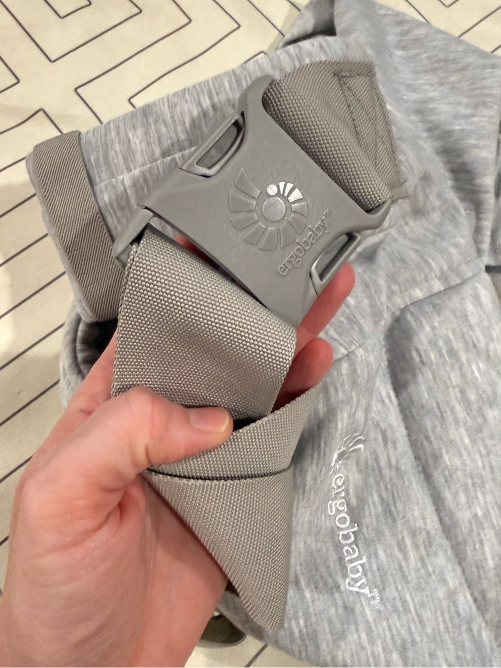 Ergoaby Embrace Soft Grey - Picture 8 of 16